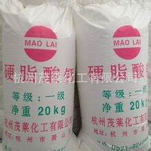 开车千万别穿洞洞鞋！有人因为油门被卡住导致事故发生